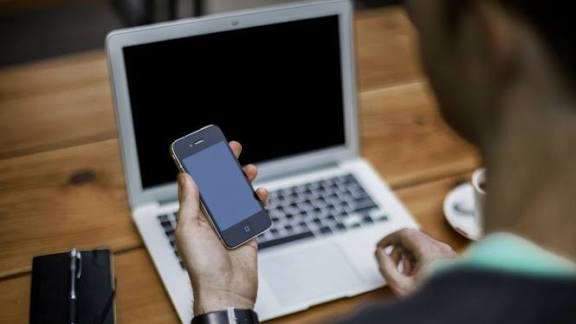 Masyarakat lokal sedang menggunakan WiFi